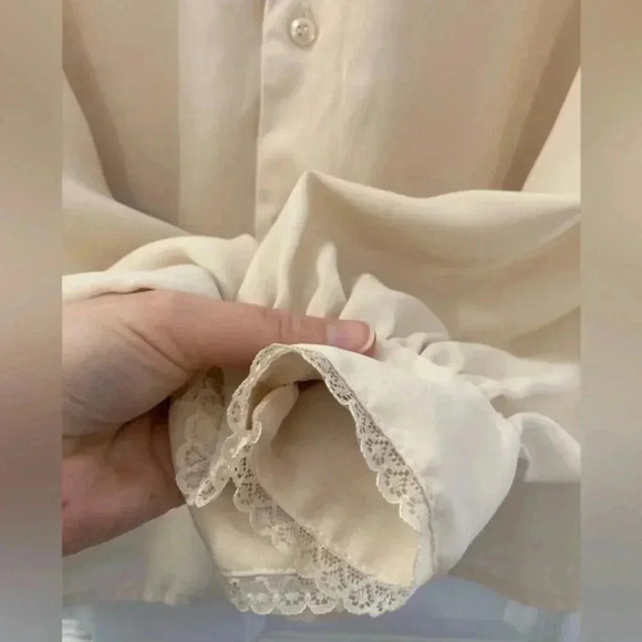 VINTAGE  blouse- Pearl and Lace accents​​ - Picture 3 of 8
